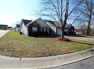 215 Edinburgh Ct, Mount Holly, NC 28120