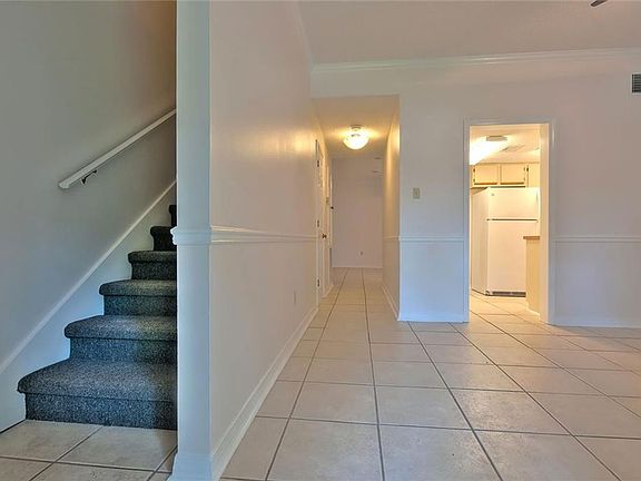 4th image of 421 Aurora Ave