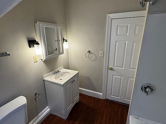 3rd image of 903 N Van Buren St #3