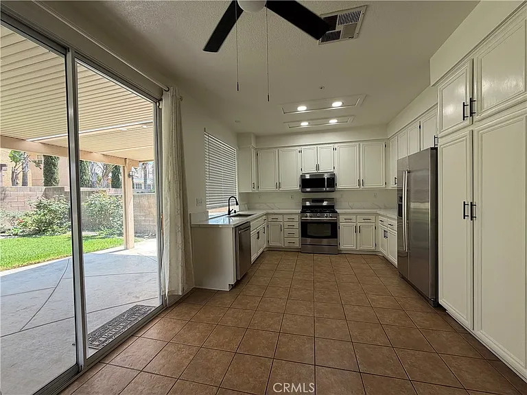 5569 Hunt Club Dr — Photo 11