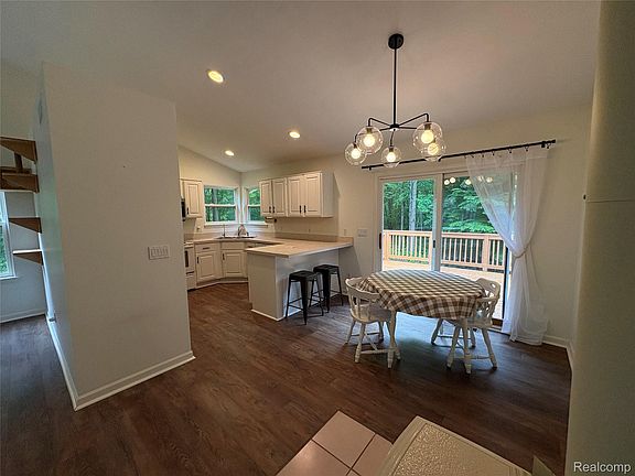 3rd image of 860 N Sashabaw Rd