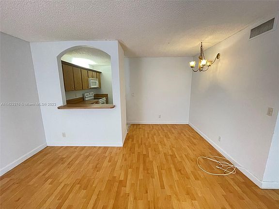 5th image of 812 Twin Lakes Dr #17-C