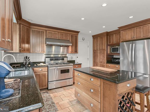 3rd image of 403 Green Grove Ct