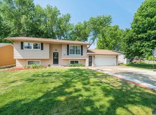 813 Executive Ave, Crooks, SD 57020