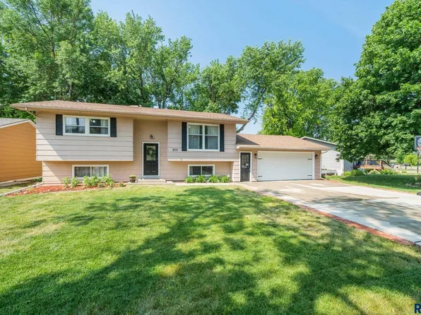 813 Executive Ave, Crooks, SD 57020