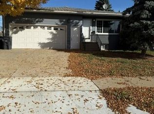 319 1st St SE, Dickinson, ND 58601