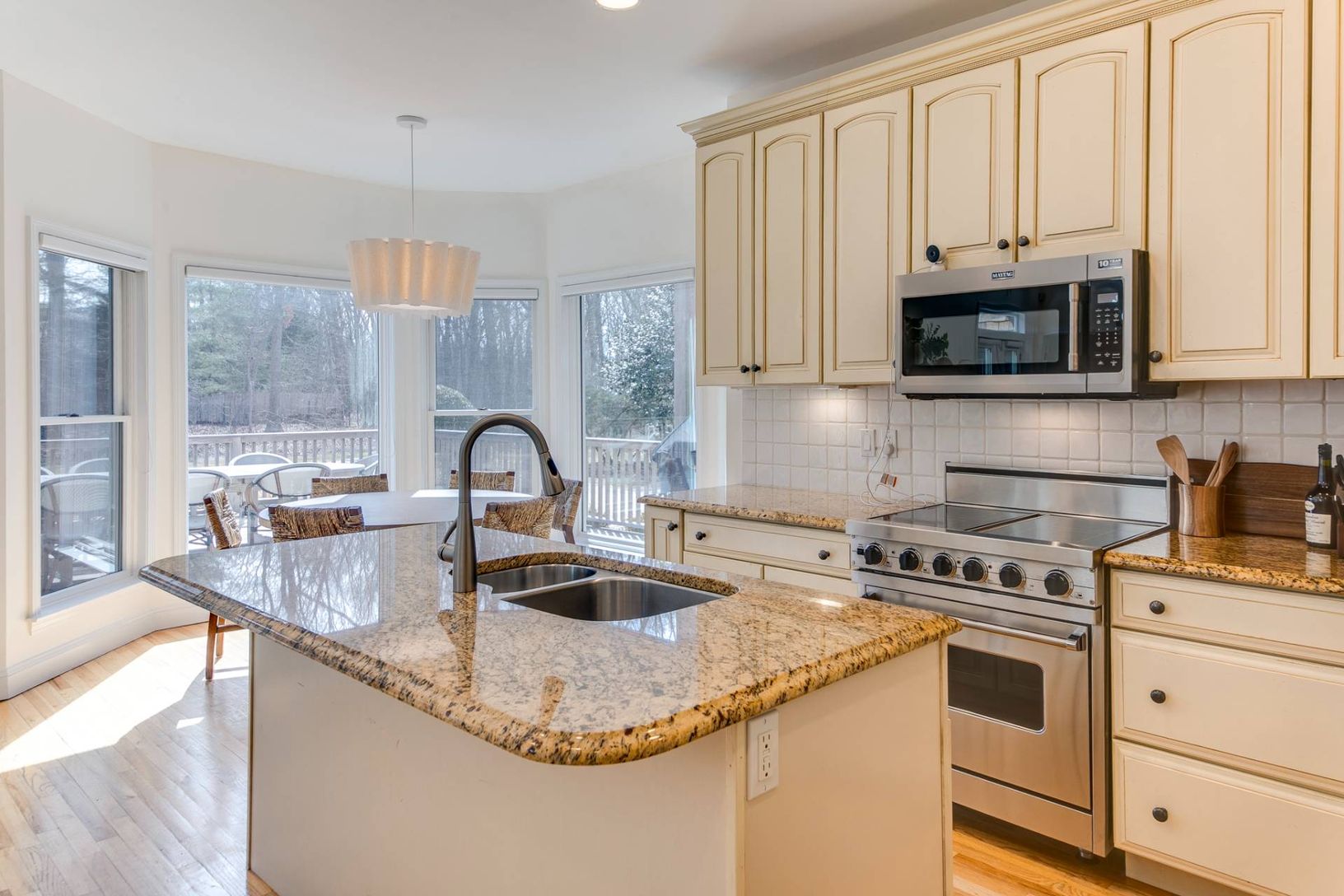  CHEF'S KITCHEN