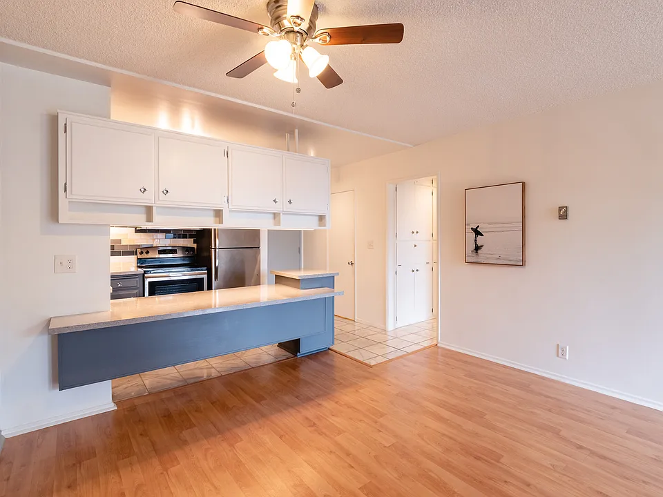 425 S Kenmore Ave #204