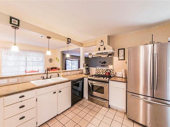 5th image of 215 Stefanie St
