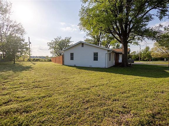 5th image of 2411 Grand Ln