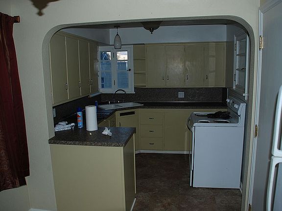 5th image of 216 W Birch St