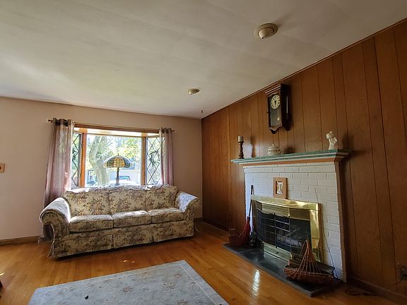 4th image of 129 Hampton Blvd
