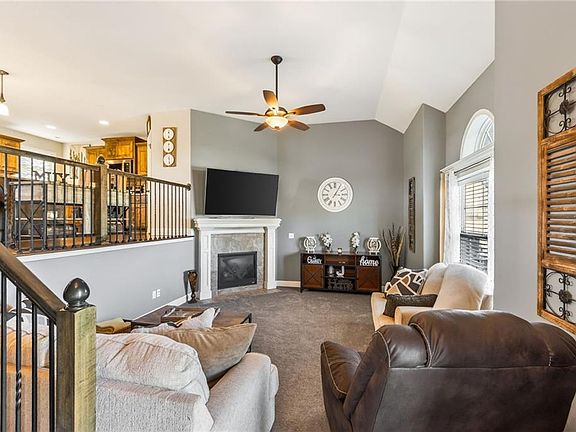4th image of 1004 SE Beatty Ct