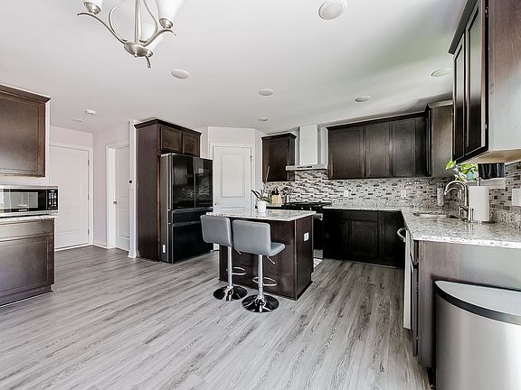 3rd image of 904 Preserve Ln