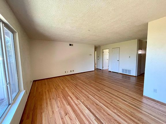 3rd image of 7067 Golden Gate Dr