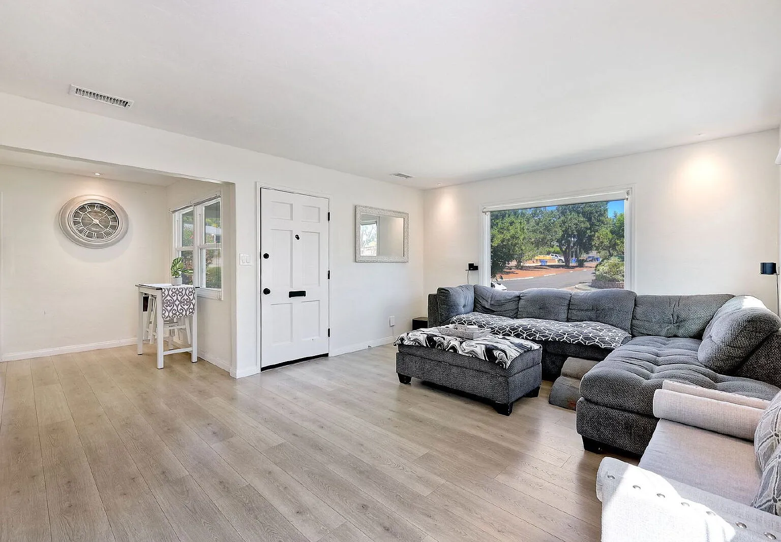 3 bed, 2.0 bath, 1215 sqft, $4,500 — Photo 4