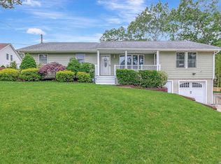 16 Ridgewood Dr, Shirley, NY 11967