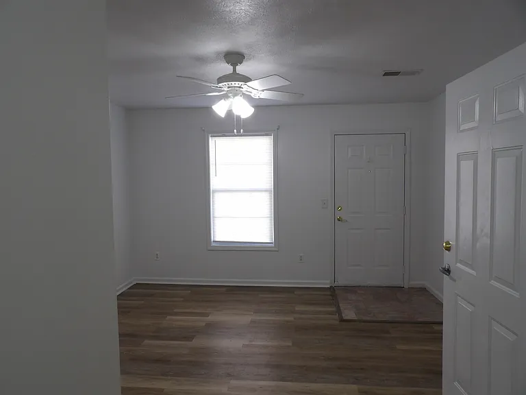 College Pointe Apartments — Photo 39