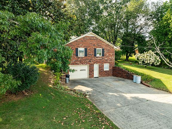 3rd image of 140 Damron Dr