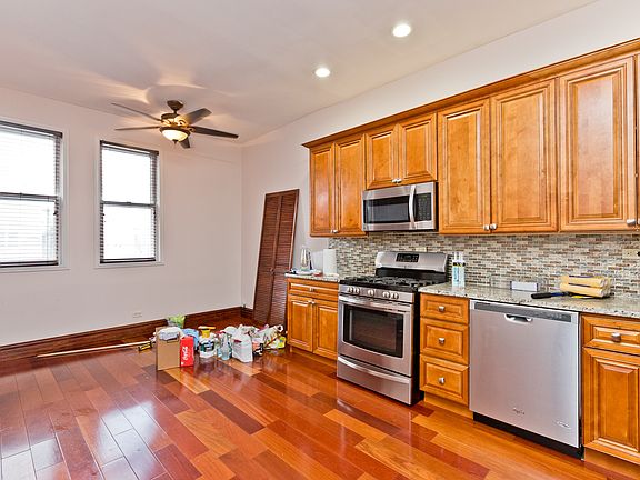 3rd image of 1244 W Oakdale Ave #2F