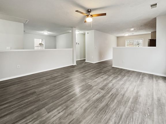 3rd image of 3018 Ewingdale Dr