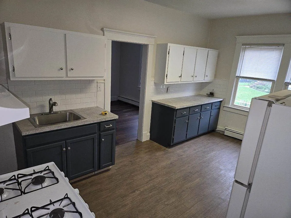 4 bed, 1000 sqft, $2,960 — Photo 2