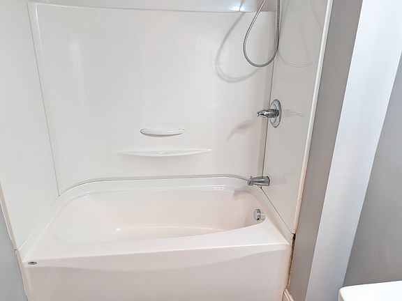 4th image of 2327 Parkwood Ave APT A