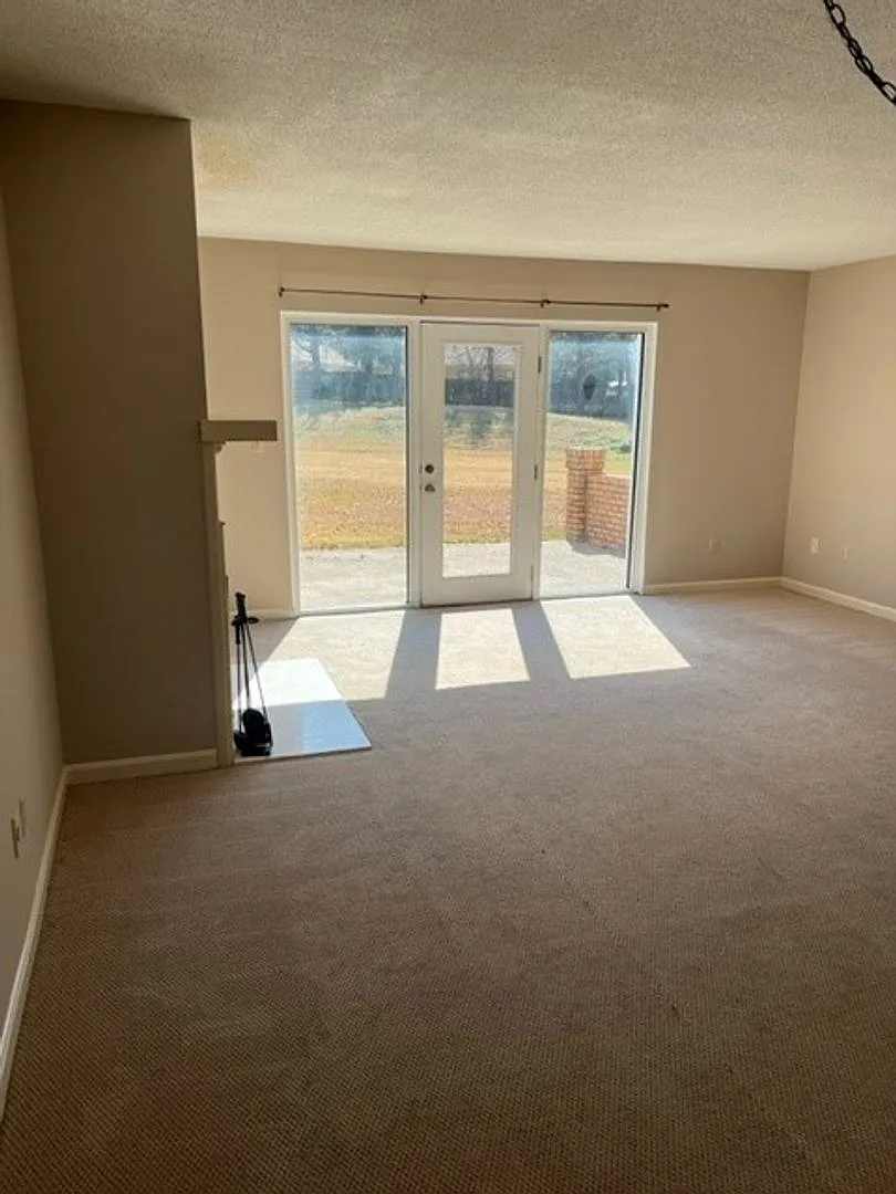 Cozy 2 Bed 1.5 Bath Townhouse! Available Now! — Photo 4