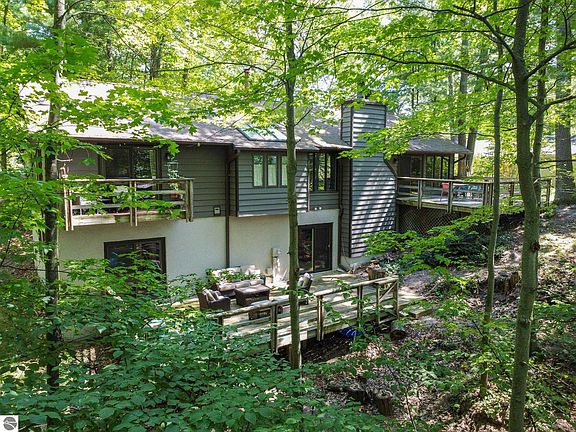 4th image of 2057 Arrowhead Dr