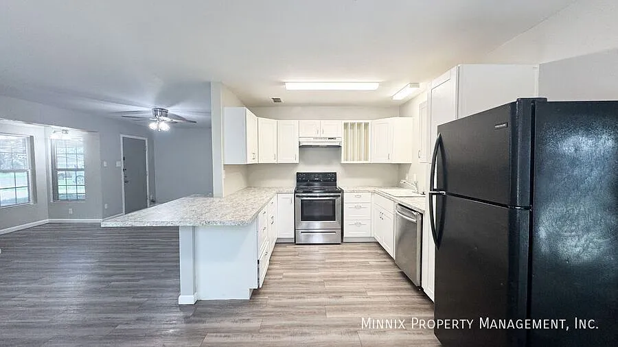 4 bedroom- 4817 45th St. — Photo 4