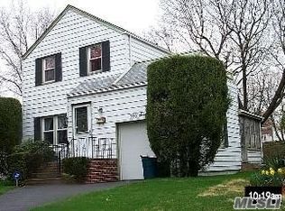 57 Greenway W, New Hyde Park, NY 11040