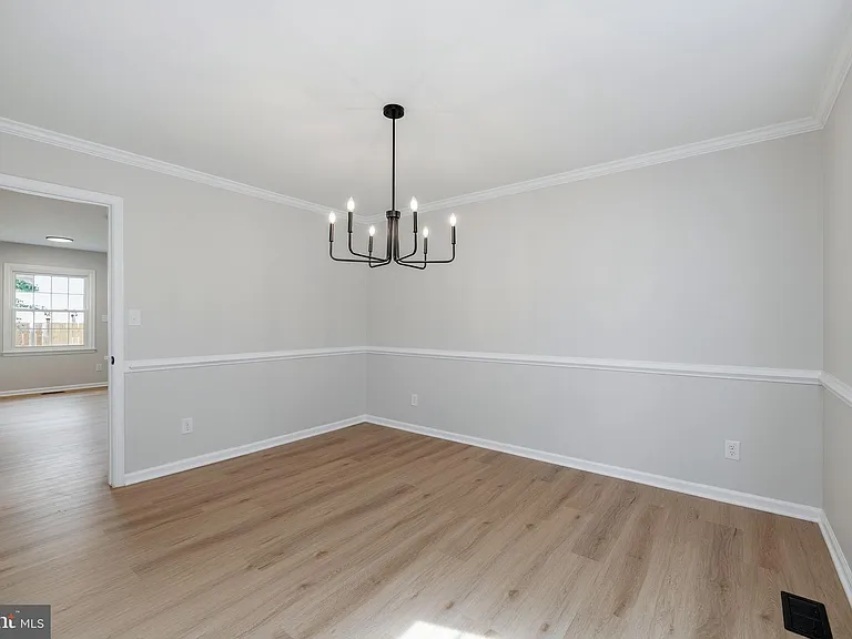 561 Tiffany Ct — Photo 7