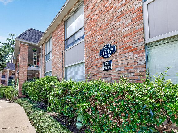 3rd image of 2234 S Piney Point Rd APT 206