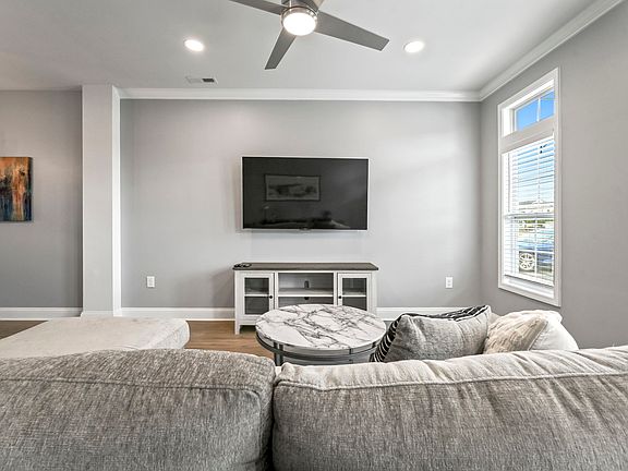 5th image of 829 Moen Pl