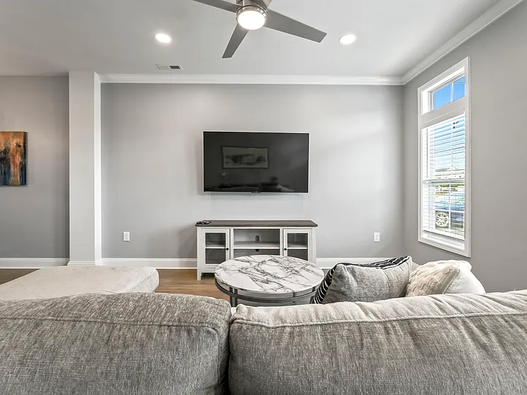 829 Moen Pl — Photo 5