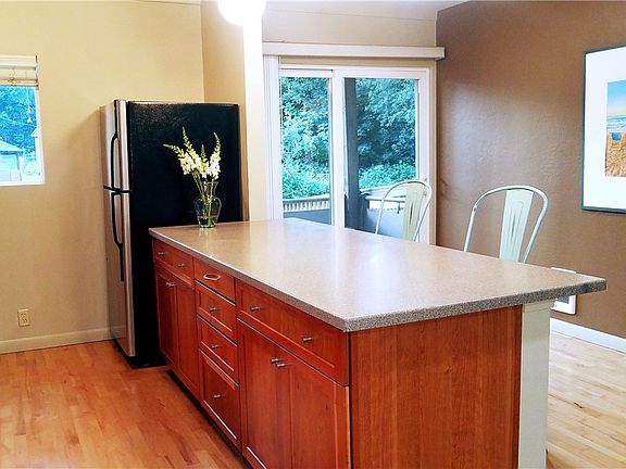 3rd image of 465 Winslow Way E APT 201