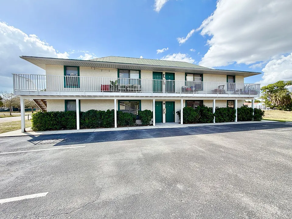 P (2281 Sunshine Blvd)