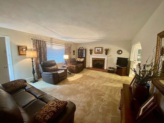 4th image of 412 Oak Hill Dr