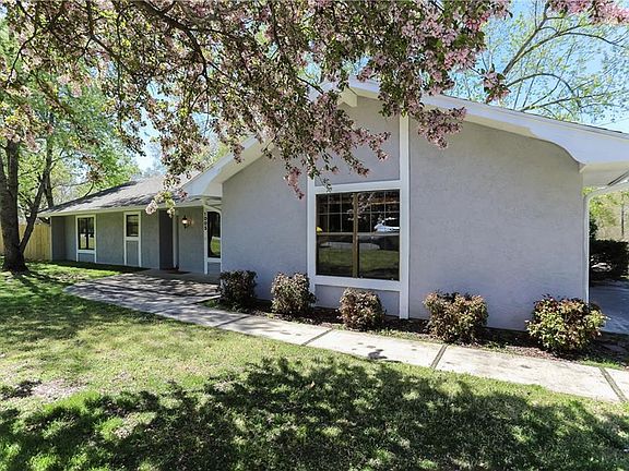 2nd image of 1005 Robin Haven Dr