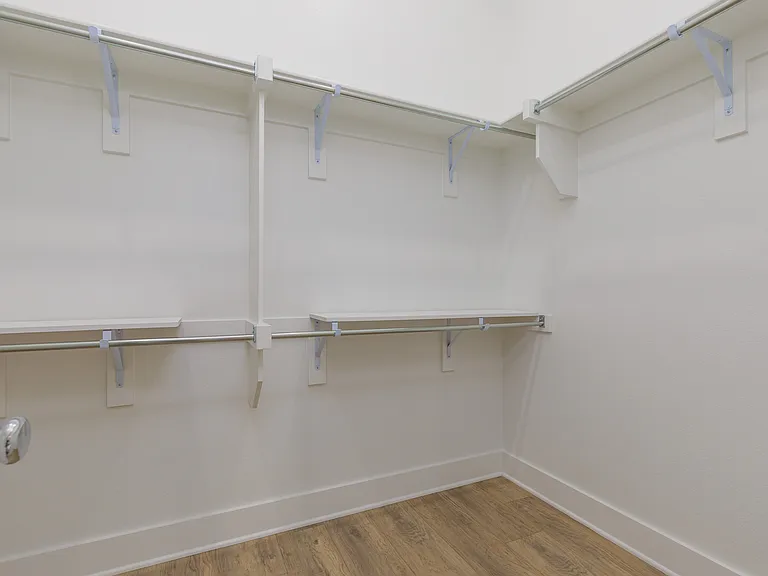 1829 Leo Dr — Photo 25