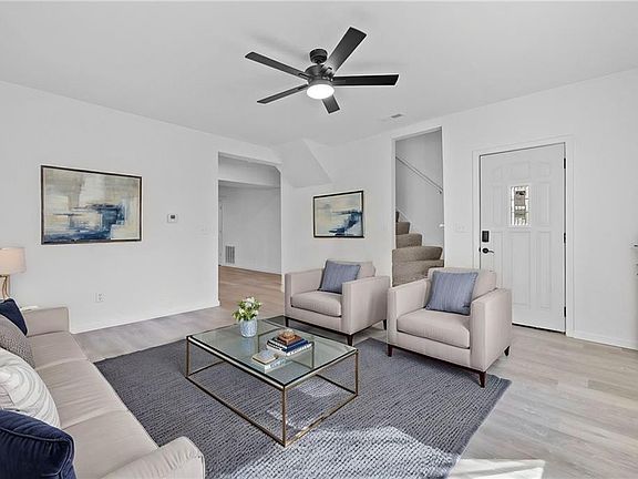 4th image of 325 S Elm St