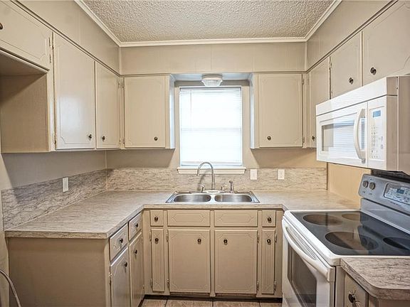 3rd image of 104 Lura Ln