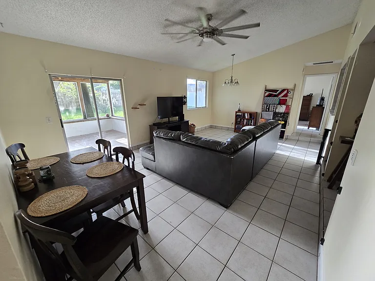 1545 Maxwell Ln — Photo 31
