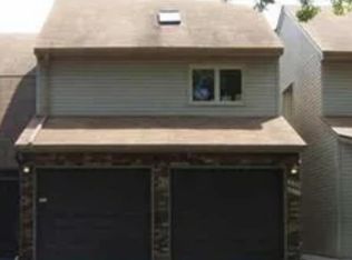 3391 Parkwild Dr, Bettendorf, IA 52722
