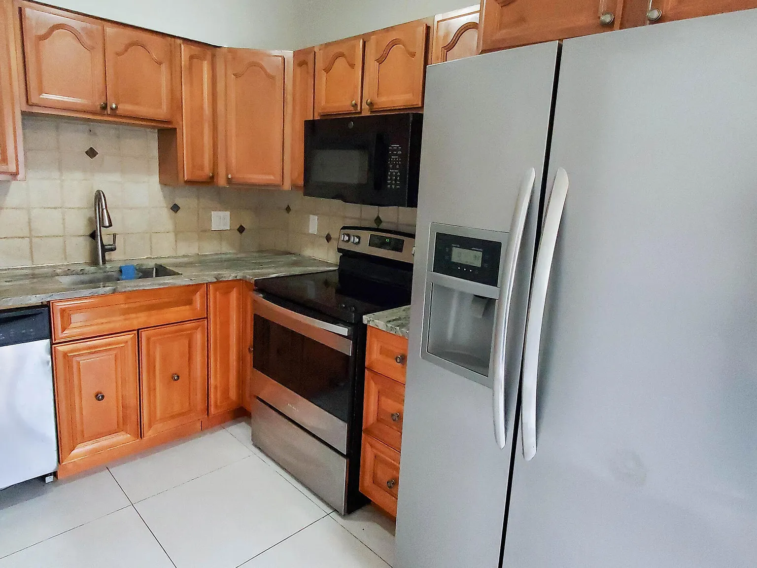 5 bed, 2.0 bath, 1168 sqft, $3,300 — Photo 3
