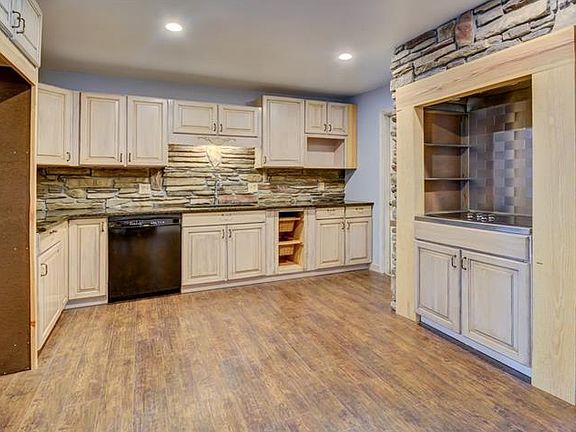 3rd image of 940 Marquette Ct