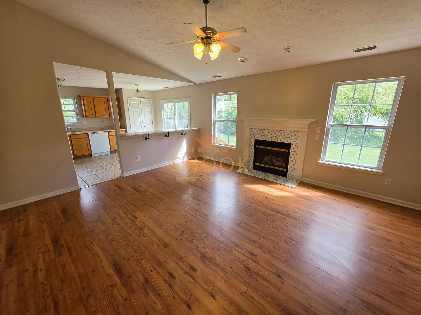 Under Market Rent 3br Home - Move-In Special And Short-Term Flexibility Available — Photo 4