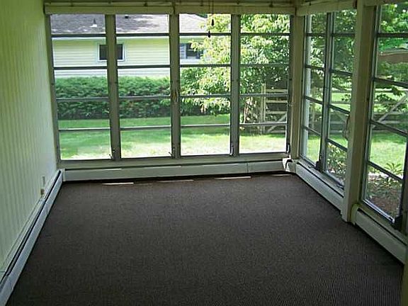 5th image of 79 Hillcrest Dr