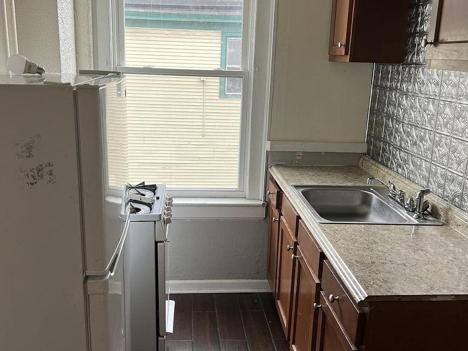2nd image of 244 Grant St #5
