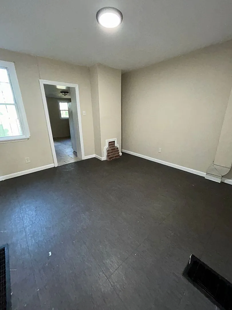 3 beds 1 bath — Photo 3